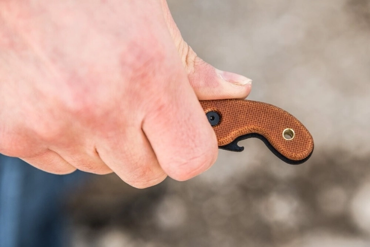 Πρακτική λαβή από micarta με ανοιχτήρι