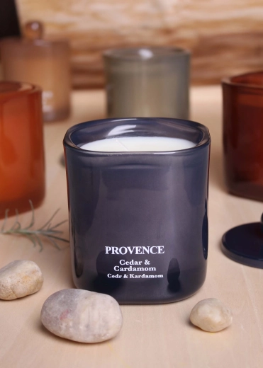 Αρωματικό κερί σε γυάλινο δοχείο Provence με κέδρο και κάρδαμο