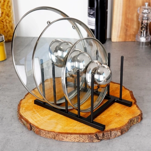 Τάξη και οργάνωση στον πάγκο της κουζίνας και στο ντουλάπι