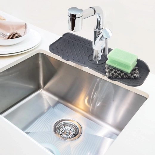 Καθαρή και στεγνή επιφάνεια γύρω από τη μπαταρία