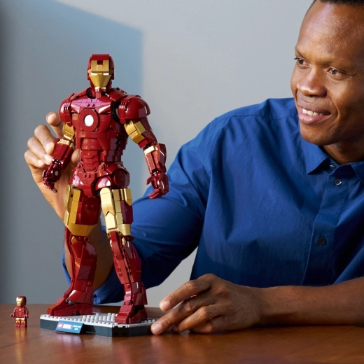Περιλαμβάνεται μίνι φιγούρα Iron Man