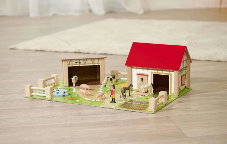 Πολύχρωμη βάση με μονοπάτια, λιμνούλα και κηπάκι