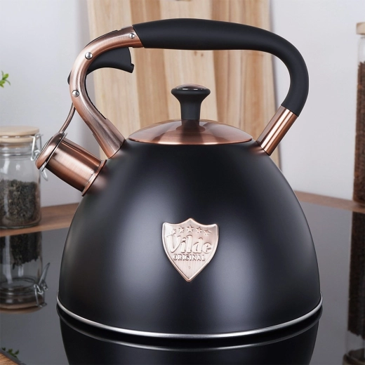 Κομψό ματ μαύρο με χάλκινες λεπτομέρειες