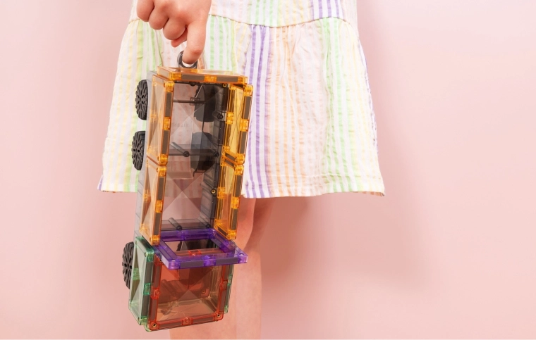 Παστέλ χρώματα, διάφανα κομμάτια και μάθηση μέσω παιχνιδιού