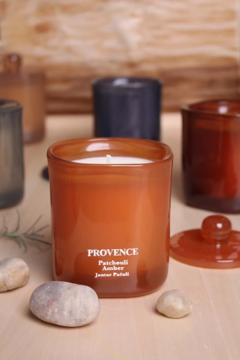 Αρωματικό κερί σε γυάλινο δοχείο Provence με πατσουλί και κεχριμπάρι