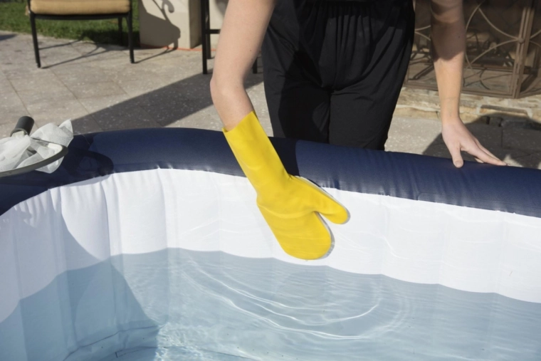 Λαστιχένιο γάντι καθαρισμού με επιφάνεια scrub