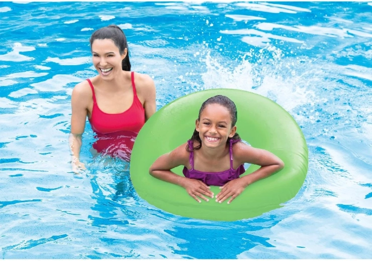 Διασκέδαση στην πισίνα και στη θάλασσα