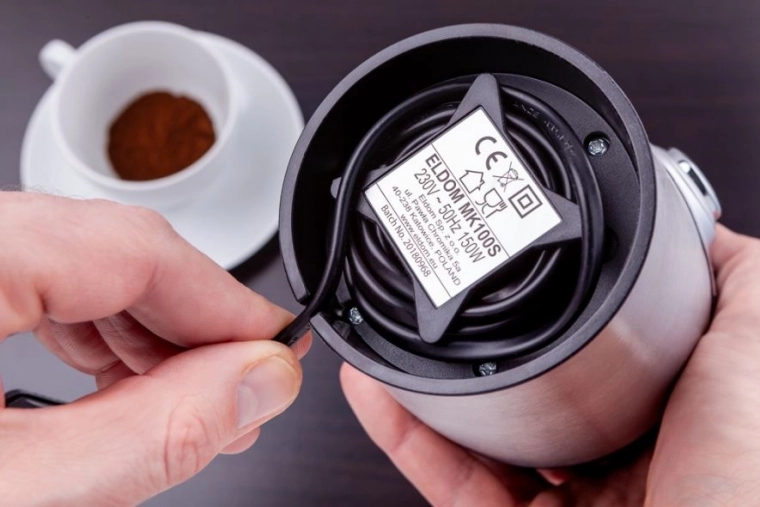 Πρακτική αποθήκευση καλωδίου και αντιολισθητικά ποδαράκια