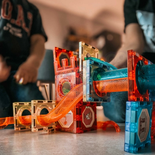 Φωτεινή πίστα μπίλιας που ενθουσιάζει